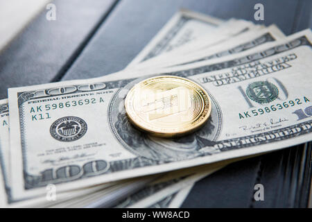 Golden Dash Cryptocurrency Münze auf einem Stapel von US-Dollar, bares Geld und crypto Währung Konzept. Virtuelle. Münzen der Dash-Münze auf Banknoten, die von einer Stockfoto