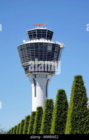 Deutschland, Bayern, München, Flughafen München, Turm, von Bäumen gesäumten Stockfoto