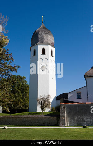 Fraueninsel, Chiemsee, der freistehende Glockenturm gehört zu den benediktinischen Kloster und die Kirche von der Opferung der Jungfrau Maria. Stockfoto