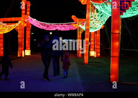 Minsk, Weißrussland - Am 28. März 2019: Chinesische Laterne Festival im Botanischen Garten. Menschen gehen unter Paifang. Chinesische Architektur arch. Stockfoto