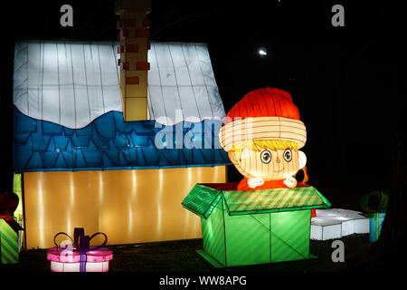 Minsk, Weißrussland - Am 28. März 2019: Chinesische Laterne Festival im Botanischen Garten. Weihnachten Konzept Stockfoto