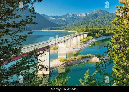 Brücke über Sylvenstein Stausee in der Nähe von Lenggries, Deutsche Alpenstraße, Oberbayern, Bayern, Deutschland Stockfoto