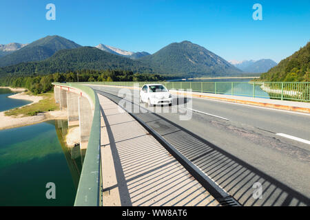 Brücke über Sylvenstein Stausee in der Nähe von Lenggries, Deutsche Alpenstraße, Oberbayern, Bayern, Deutschland Stockfoto