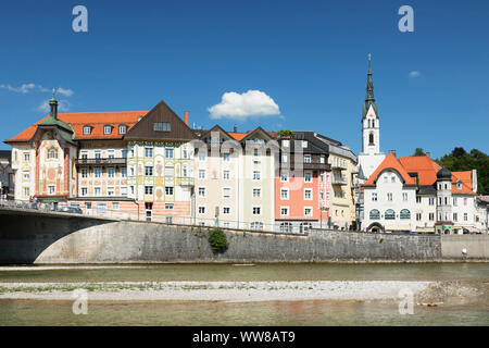 Blick über die Isar in die Pfarrkirche MariÃ¤ Himmelfahrt, Bad tã¶lz, Oberbayern, Bayern, Deutschland Stockfoto