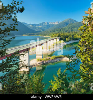 Brücke über Sylvenstein Stausee in der Nähe von Lenggries, Deutsche Alpenstraße, Oberbayern, Bayern, Deutschland Stockfoto