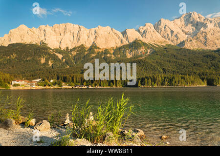 Eibsee der Eibsee Hotel und Wettersteingebirge mit Zugspitze, in der Nähe von Grainau, Werdenfelser Land, Bayern, Deutschland Stockfoto