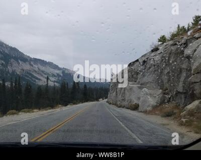 Im Auto Blick entlang der Tioga Pass Road, Yosemite Nationalpark fahren Stockfoto