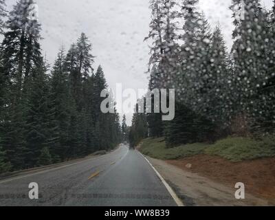 Im Auto Blick entlang der Tioga Pass Road, Yosemite Nationalpark fahren Stockfoto