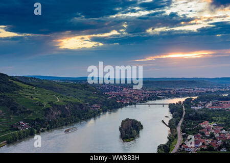 Krems an der Donau, Fluss Donau (Donau), Blick auf Krems und Stein, Donaubrücke, Kreuzfahrt Schiff in der Wachau, Niederösterreich, Österreich Stockfoto