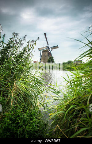 Blick auf traditionelle holländische Windmühle und Landschaft von Kinderdijk Niederlande gesehen Stockfoto