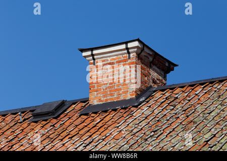 Low Angle View eines roten gemauerten Schornstein auf einem Dach. Stockfoto
