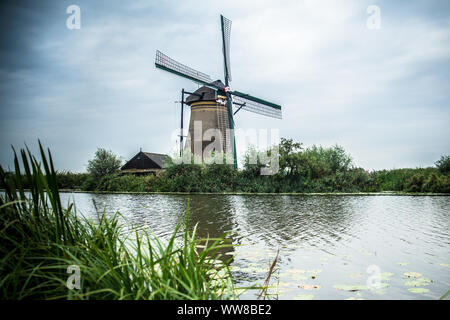 Blick auf traditionelle holländische Windmühle und Landschaft von Kinderdijk Niederlande gesehen Stockfoto