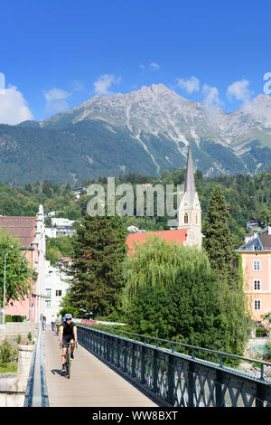 Innsbruck, Brücke Emile-Bethouart-Steg, Inn, Kirche St. Nikolaus, Berg der Nordkette, Region Innsbruck, Tirol, Österreich Stockfoto