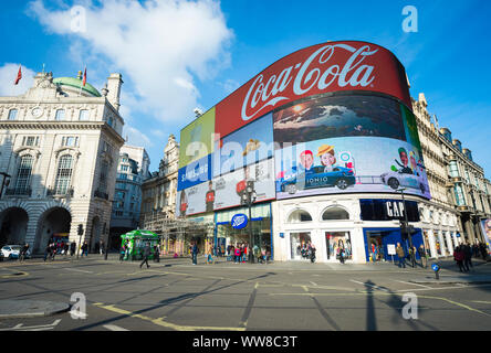 LONDON - November 11, 2016: Der Kreisverkehr am Piccadilly Circus steht ungewöhnlich leer Unter iconic geschwungene Gebäude mit elektronischen Reklametafeln. Stockfoto