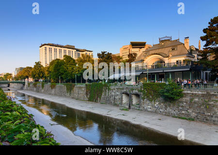 Wien, Wien, park Stadtpark, Wienfluss, Hilton Hotel, Restaurant Meierei, Sitz der Raiffeisen Bank International AG (RBI), 03. Landstraße, Wien, Österreich Stockfoto