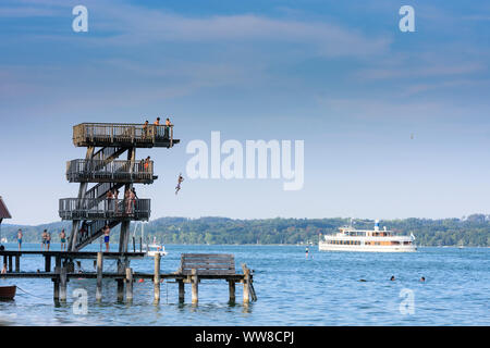 Ammersee, Utting am Ammersee, Fahrgastschiff "utting", Boot, Segelboot, historischen Holz- Sprungturm, Taucher, Badegast, Badestrand, Lido, Oberbayern, Bayern, Deutschland Stockfoto