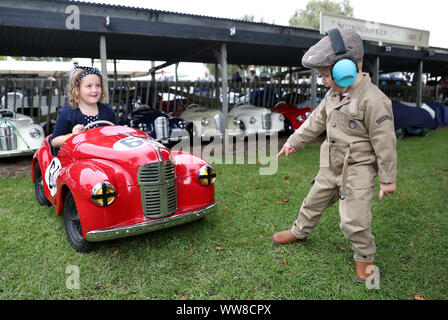 Walter, im Alter von 3, von Kent, kontrolliert die Austin J40 Pedal Car seiner Schwester Beatrice, 6, die Sie in der Settrington Cup fahren wird, während Tag 1 des Goodwood Revival im Goodwood Motor Circuit, Chichester. PA-Foto. Bild Datum: Freitag, September 13, 2019. Photo Credit: Andrew Matthews/PA-Kabel Stockfoto