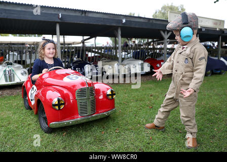 Walter, im Alter von 3, von Kent, kontrolliert die Austin J40 Pedal Car seiner Schwester Beatrice, 6, die Sie in der Settrington Cup fahren wird, während Tag 1 des Goodwood Revival im Goodwood Motor Circuit, Chichester. PA-Foto. Bild Datum: Freitag, September 13, 2019. Photo Credit: Andrew Matthews/PA-Kabel Stockfoto