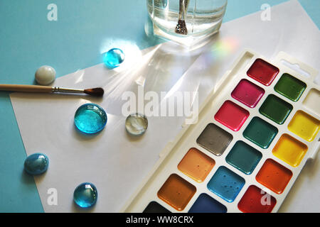 Arbeitsplatz im Aquarell Künstler - Maler. Blauer Hintergrund, neue schöne Farben und brashes. Stockfoto