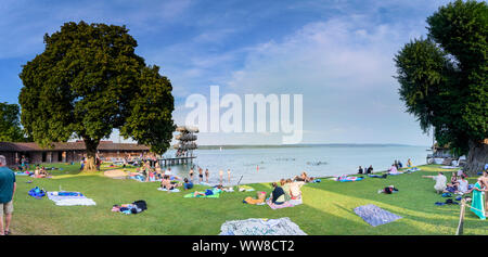 Ammersee, Utting am Ammersee, historischen Holz- Sprungturm, Taucher, Badegast, Badestrand, Lido, Oberbayern, Bayern, Deutschland Stockfoto