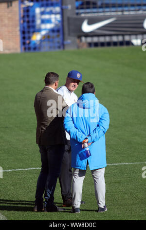 Buens Aires, Argentinien - 3. September 2019: Gustavo Alfaro (DT von Boca Juniors) im Gespräch mit thr-Club Manager Nicolas Burdisso in Onw des Boca Juni Stockfoto