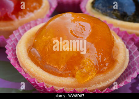 Traditionelle griechische Süß, kandierten Aprikosen in punnet Teig, Ansicht schließen Stockfoto