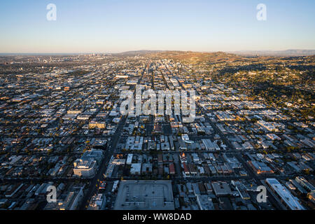 Los Angeles, Kalifornien, USA - 20. Februar 2018: Morgen Luftaufnahme von Dächern, Straßen und Häusern in der Nähe von Sunset Boulevard in Hollywood. Stockfoto