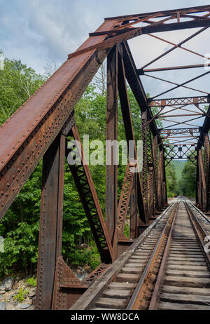 Verlassen Schienen unter einem alten Bügeleisen Doubles zu Nirgendwo in New Hampshire. Stockfoto