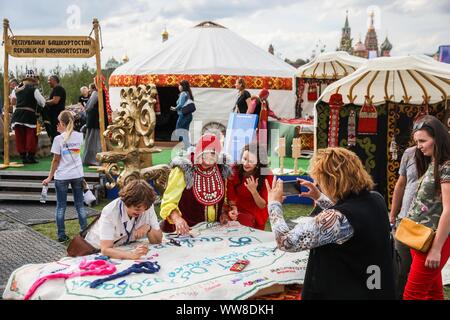 Moskau, Russland. 13 Sep, 2019. Leute teilnehmen an einer Masterclass an der Baschkortostan Republik während der russischen Geographischen Gesellschaft Festival in Zaryadye Park in Moskau, Russland, Sept. 13, 2019. Die 4. Russische Geographische Gesellschaft Festival ist von Sept. 13 bis Sept. 22 in Moskau statt. Die Besucher werden in der Lage sein mit der vielfältigen Natur- und Kulturerbe in Russland während des Festivals vertraut zu machen. Quelle: Maxim Chernavsky/Xinhua Stockfoto