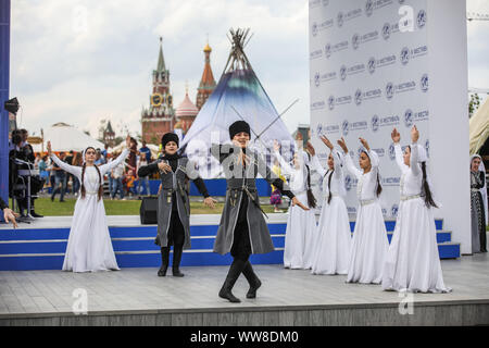 Moskau, Russland. 13 Sep, 2019. Tänzer, der Tschetschenischen Republik auf der Bühne während der russischen Geographischen Gesellschaft Festival in Zaryadye Park in Moskau, Russland, Sept. 13, 2019. Die 4. Russische Geographische Gesellschaft Festival ist von Sept. 13 bis Sept. 22 in Moskau statt. Die Besucher werden in der Lage sein mit der vielfältigen Natur- und Kulturerbe in Russland während des Festivals vertraut zu machen. Quelle: Maxim Chernavsky/Xinhua Stockfoto