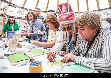 Moskau, Russland. 13 Sep, 2019. Menschen die Teilnahme an einem basteln Masterclass an der Jakutien Website während der russischen Geographischen Gesellschaft Festival in Zaryadye Park in Moskau, Russland, Sept. 13, 2019. Die 4. Russische Geographische Gesellschaft Festival ist von Sept. 13 bis Sept. 22 in Moskau statt. Die Besucher werden in der Lage sein mit der vielfältigen Natur- und Kulturerbe in Russland während des Festivals vertraut zu machen. Quelle: Maxim Chernavsky/Xinhua Stockfoto