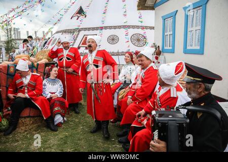 Moskau, Russland. 13 Sep, 2019. Kuban Kosaken führen an ihrer Seite während der russischen Geographischen Gesellschaft Festival in Zaryadye Park in Moskau, Russland, Sept. 13, 2019. Die 4. Russische Geographische Gesellschaft Festival ist von Sept. 13 bis Sept. 22 in Moskau statt. Die Besucher werden in der Lage sein mit der vielfältigen Natur- und Kulturerbe in Russland während des Festivals vertraut zu machen. Quelle: Maxim Chernavsky/Xinhua Stockfoto