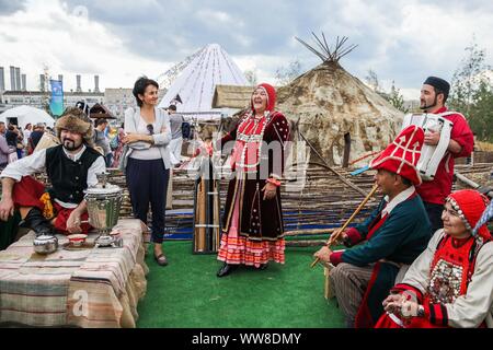 Moskau, Russland. 13 Sep, 2019. Vertreter von baschkortostan Republik führen an ihrer Seite während der russischen Geographischen Gesellschaft Festival in Zaryadye Park in Moskau, Russland, Sept. 13, 2019. Die 4. Russische Geographische Gesellschaft Festival ist von Sept. 13 bis Sept. 22 in Moskau statt. Die Besucher werden in der Lage sein mit der vielfältigen Natur- und Kulturerbe in Russland während des Festivals vertraut zu machen. Quelle: Maxim Chernavsky/Xinhua Stockfoto