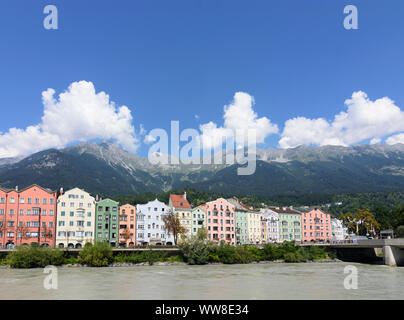 Innsbruck, Inn, Brücke InnbrÃ¼cke, Häuser im Bezirk Mariahilf, Berg der Nordkette, Region Innsbruck, Tirol, Österreich Stockfoto