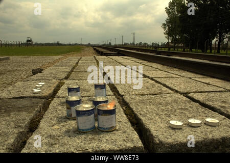 Grablichter in Auschwitz am Ende der Bahn. Stockfoto