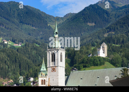 Schwaz, Kirche Maria Himmelfahrt (Maria Himmelfahrt, vorne), Glockenturm (Kirchturm, hinter), Schloss Freundsberg am Hügel, Berg Kellerjoch, Silberregion Karwendel, Silber Region Karwendel, Tirol, Österreich Stockfoto