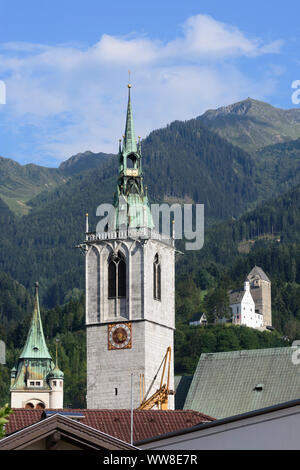 Schwaz, Kirche Maria Himmelfahrt (Maria Himmelfahrt, vorne), Glockenturm (Kirchturm, hinter), Schloss Freundsberg am Hügel, Berg Kellerjoch, Silberregion Karwendel, Silber Region Karwendel, Tirol, Österreich Stockfoto