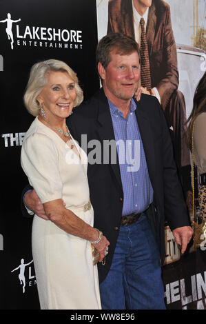 LOS ANGELES, Ca. März 10, 2011: Mary Kathleen 'Kay' McCabe (Mutter von Matthew McConaughey) & Sohn Hahn McConaughey am Los Angeles Premiere seines neuen Films "The Lincoln Lawyer" im Cinerama Dome, Hollywood. © 2011 Paul Smith/Featureflash Stockfoto