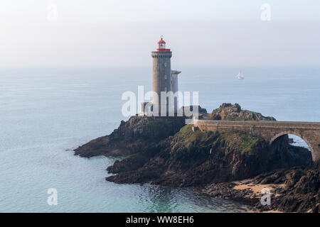 Leuchtturm am Morgen, Phare du Diable Leuchtturm, Plouzane, Atlantik, Bretagne, Frankreich Stockfoto