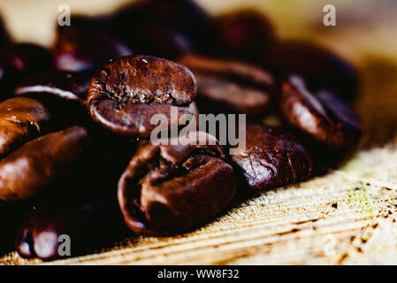 Detail von gerösteten Kaffeebohnen, in Kolumbien produziert. Stockfoto