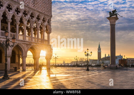 Sonnenaufgang an der Piazza San Marco in Venedig, Italien Stockfoto