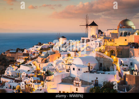 Sonnenuntergang in Oia auf Santorini, Griechenland Stockfoto