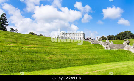 Touristen, die Powerscourt Gärten einer der schönsten Gärten in Irland auf Herrenhaus aus terrassenförmig angelegten Rasen Stockfoto