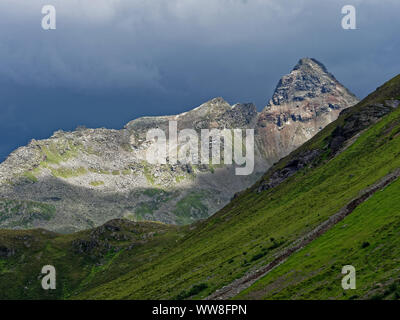 Sturm am Abend über die Silvretta Gruppe im Zentrum der Alpen zwischen der Schweiz und Österreich. Stockfoto