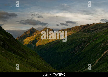 Atmosphäre am Abend über die Silvretta Gruppe im Zentrum der Alpen zwischen der Schweiz und Österreich. Stockfoto