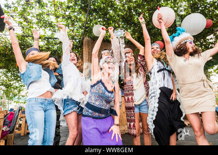 Gruppe von verrückten Frauen gemischtes Alter von jung bis alt Spaß haben und tanzen alle zusammen in einem Hippie style Event feiern Gruppe Personen Konzept mit farbiger Kleidung und Glück Stockfoto