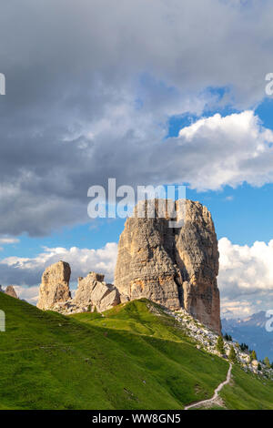 Cinque Torri (Fünf Türme) bei Sonnenuntergang, Dolomiten, Cortina d Ampezzo, Provinz Belluno, Venetien, Italien Stockfoto