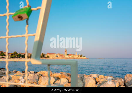 Porec, Altstadt Coast View mit der Euphrasius-basilika, UNESCO-Weltkulturerbe, im Vordergrund eine Installation mit Vorhängeschlössern, Istrien, Kroatien Stockfoto