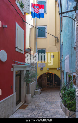 Rovinj - Rovigno, einer engen, kopfsteingepflasterten Straße/Gasse in der Altstadt, Istrien, Adria, Kroatien Stockfoto