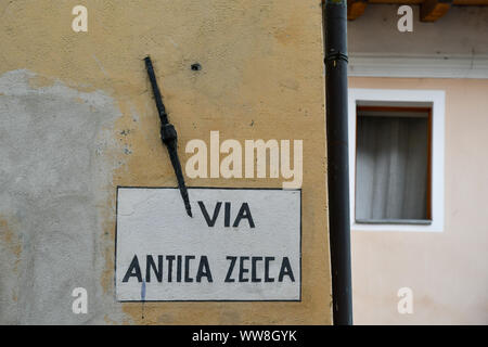 In der Nähe der Straße Zeichen der Via Appia Antica Zecca (alte Münze Straße) an der Wand eines alten Gebäudes in der Altstadt von Aosta, Italien lackiert Stockfoto